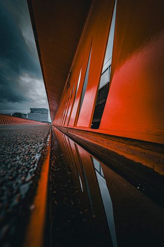 Weerspiegeling van de rode brug.
