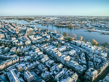 Stadsgezicht Kampen aan de IJssel tijdens een koude zonsopgang van Sjoerd van der Wal Fotografie