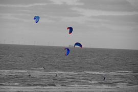 kitesurfers strand zandvoort by Alex Hilligehekken, verhalen verteller met foto's
