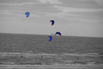 kitesurfers strand zandvoort van Alex Hilligehekken