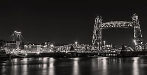 Ligne d'horizon de Rotterdam Nieuwe Maas, Hef et Willemsbrug en noir et blanc sur Marjolein van Middelkoop