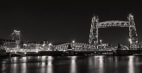 Rotterdam skyline Nieuwe Maas, Hef en Willemsbrug in zwart-wit