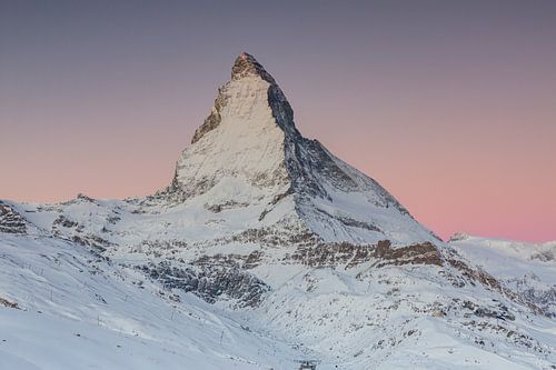 Alpenglans tijdens zonsopgang in de winter op de Walliser Matterhorn