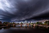 Storm en onweerswolken boven Frankfurt. Een uniek uitzicht op de skyline van Frankfurt over de Main  van Fotos by Jan Wehnert thumbnail