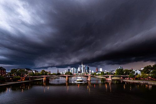 Storm en onweerswolken boven Frankfurt. Een uniek uitzicht op de skyline van Frankfurt over de Main 