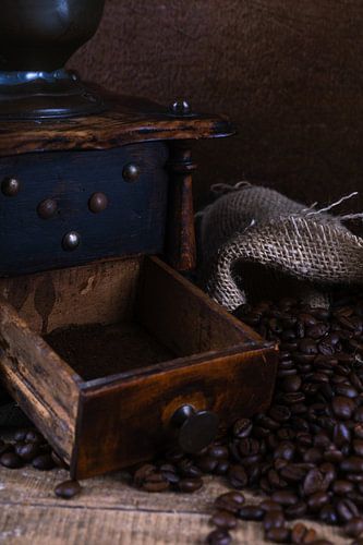 Oude koffiemolen met bonen