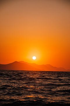 Griekse zonsondergang. van wiebesietze
