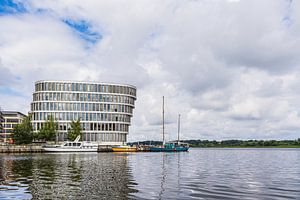 Blick über den Fluss Warnow auf die Hansestadt Rostock