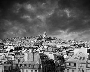 Dunkle Wolken über Paris Monochrom