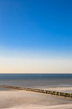 Golfbreker aan het strand in het water. by Robert Wiggers
