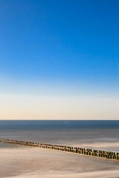 Golfbreker aan het strand in het water. von Robert Wiggers