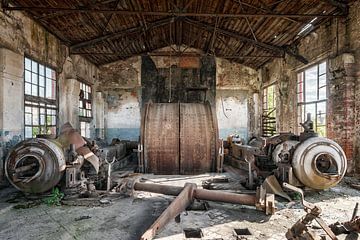 Lost Place - oude industriële fabriek - stoommachine van Gentleman of Decay