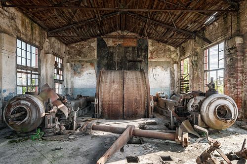 Lost Place - oude industriële fabriek - stoommachine