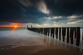 Nuages hollandais et brise-lames typiques de poteaux en bois le long de la côte zélandaise sur gaps photography