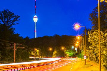 Stuttgart nacht stadsleven drukke straten en verlichte tv-toren wolkenkrabber naast snelweg van adventure-photos