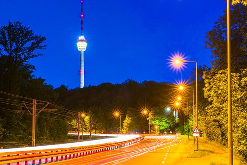 Stuttgart nacht stadsleven drukke straten en verlichte tv-toren wolkenkrabber naast snelweg