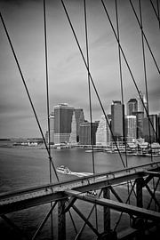 NYC Ausblick von der Brooklyn Bridge | Monochrom von Melanie Viola