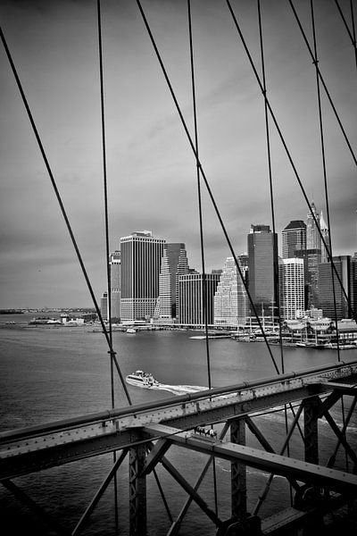 NYC Ausblick von der Brooklyn Bridge | Monochrom von Melanie Viola