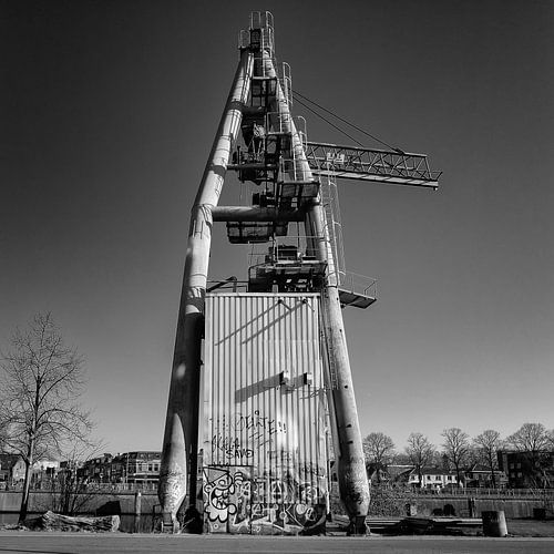 De losinstallatie van de voormalige Cereol fabriek in Utrecht in zwart-wit