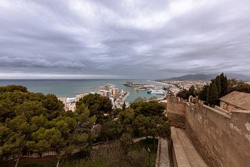 Uitzicht over Malaga vanaf de Gibralfaro-berg, de vuurtoornberg. van Marjolein Zijlstra