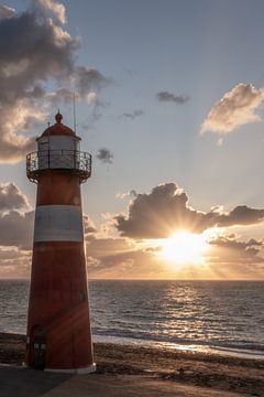 Vuurtoren 'Het lage licht' Westkapelle / zonsondergang van Photography art by Sacha