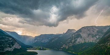 Blikseminslag op een berg in de Oostenrijkse Alpen van Nordic Niels