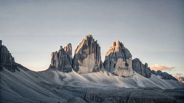 De majestueuze Three Peaks in het zachte ochtendlicht van Klaus Tesching - Art-AI