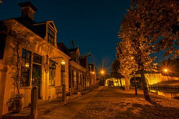 Historische Häuser in der kleinen Stadt Sloten in Friesland bei Sonnenuntergang von Eye on You
