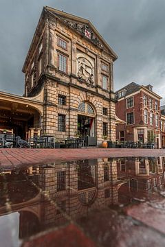 Leiden - Laag perspectief op de Waag van Reezyard