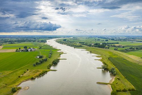Lek met regenwolken erboven