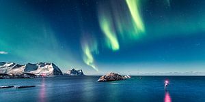 Aurore boréale sur la mer, nord de la Norvège