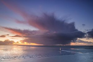 Regenwolke über dem friesischen Wattenmeer