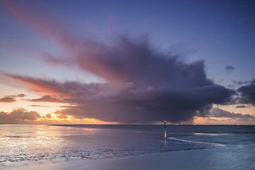 Regenwolke über dem friesischen Wattenmeer von Jurjen Veerman