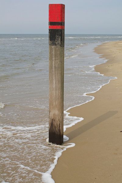 Strandpaal in opkomend water van Berthilde van der Leij