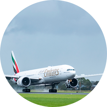 Boeing 777 van Emirates Airline landt op Schiphol