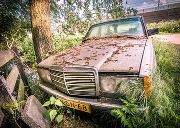 Oude achtergelaten Mercedes Benz van Danny den Breejen