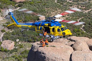 Ventura County Firehawk pikt een rescue team op vanaf een berg. van Jimmy van Drunen