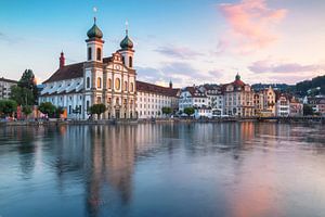 Lucerne avec l'église des Jésuites sur Ilya Korzelius