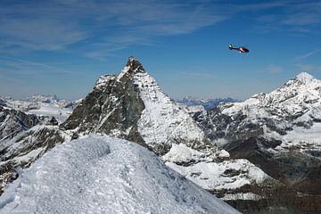 Bergredding naar Matterhorn van Gerhard Albicker