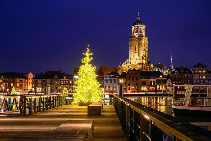 Die Skyline von Deventer am Fluss IJssel während der Weihnachtszeit von Sjoerd van der Wal Fotografie