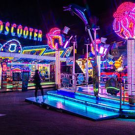 Lumières et animation à la fête foraine la nuit sur Mixed media vector arts