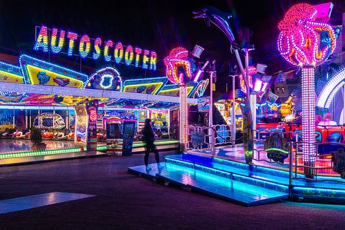 Lumières et animation à la fête foraine la nuit sur Mixed media vector arts