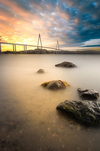 Snelwegbrug in de zonsondergang, brug bij Uddevalla
