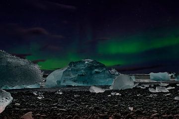 Noorderlicht strand IJsland, Aurora Borealis en blauw ijs. van Gert Hilbink