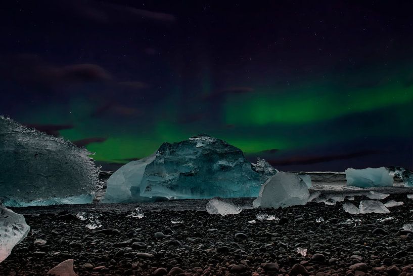 Northern Lights beach Iceland, Aurora Borealis and blue ice. by Gert Hilbink
