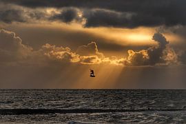 Kiten in den Strahlen der Sonne. von Astrid Bregman