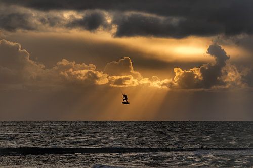 Kiting in the rays of the sun.