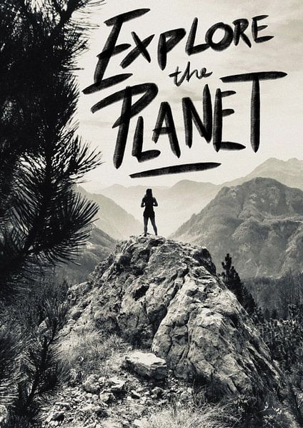 Poster Erkunde die Welt - Frau in den Bergen von Studio Malabar