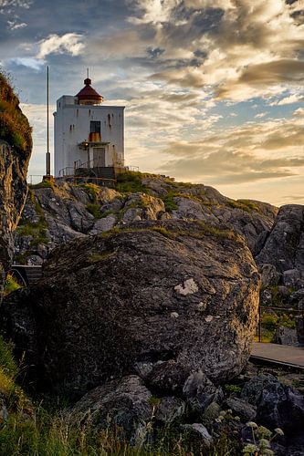 Ulla-vuurtoren op een warme zomerdag, Haramsøya, Ålesund, Noorwegen