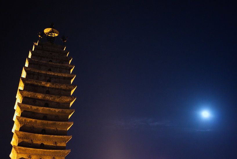 De tempeltoren van Kunming bij maanlicht by André van Bel